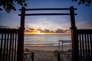 En la playa, sillas reclinables de playa, sombrillas, snorkel