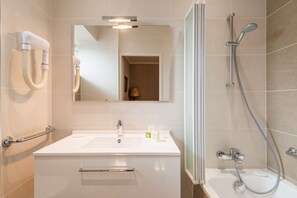 Free toiletries, hair dryer, towels, soap - Logis Hôtel Beau Site (Argeles Gazost)
