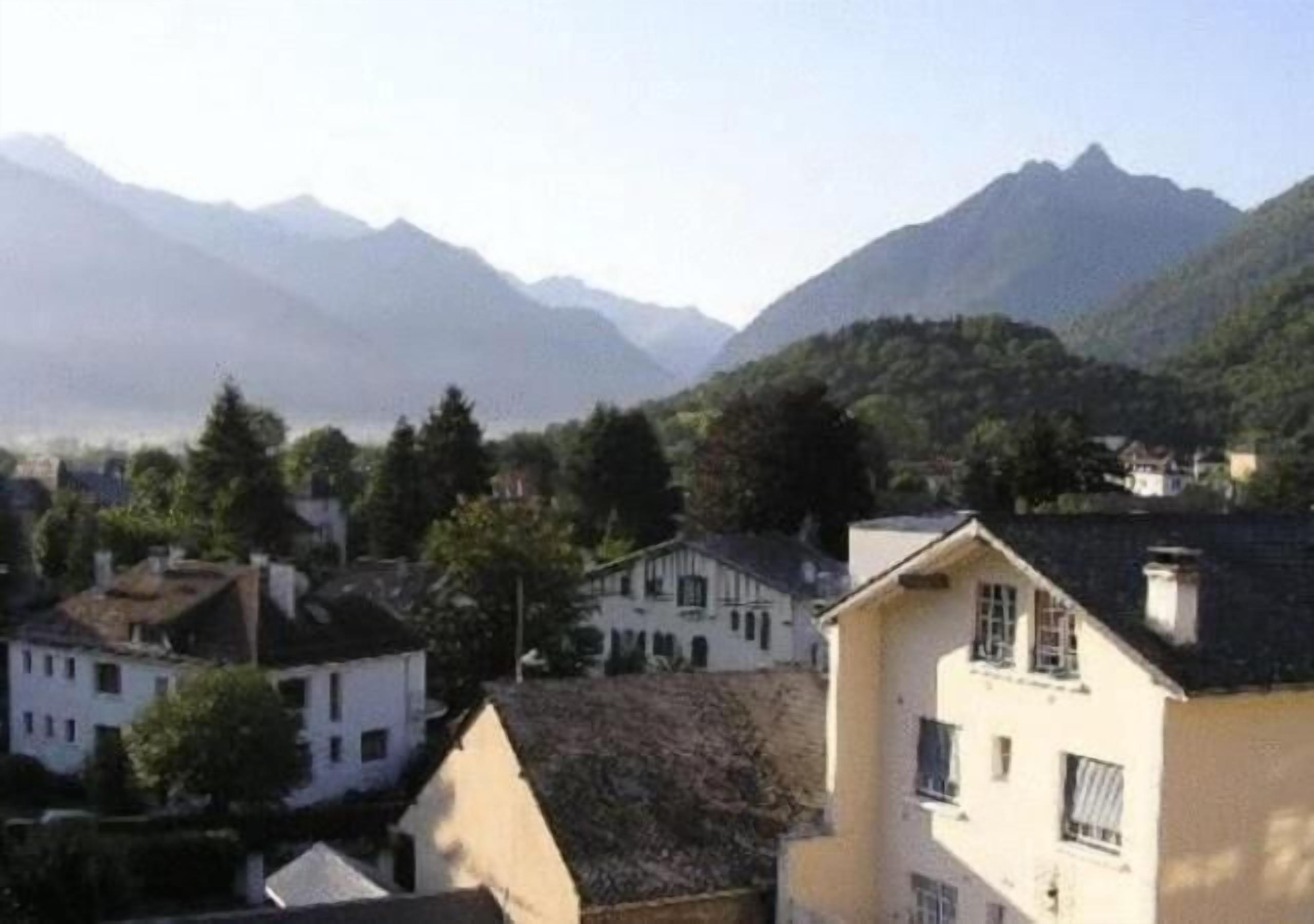 Ein Wohngebiet mit Häusern und Bergen im Hintergrund.