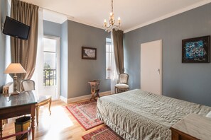 Bureau, lits bébé (gratuits), lits pliants/supplémentaires gratuits