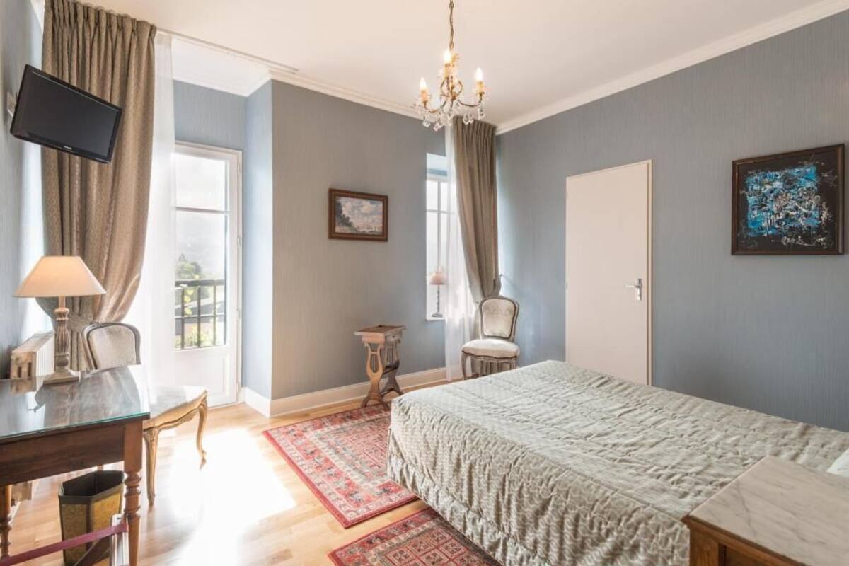 Een bureau, gratis babybedden, gratis extra bedden, gratis wifi