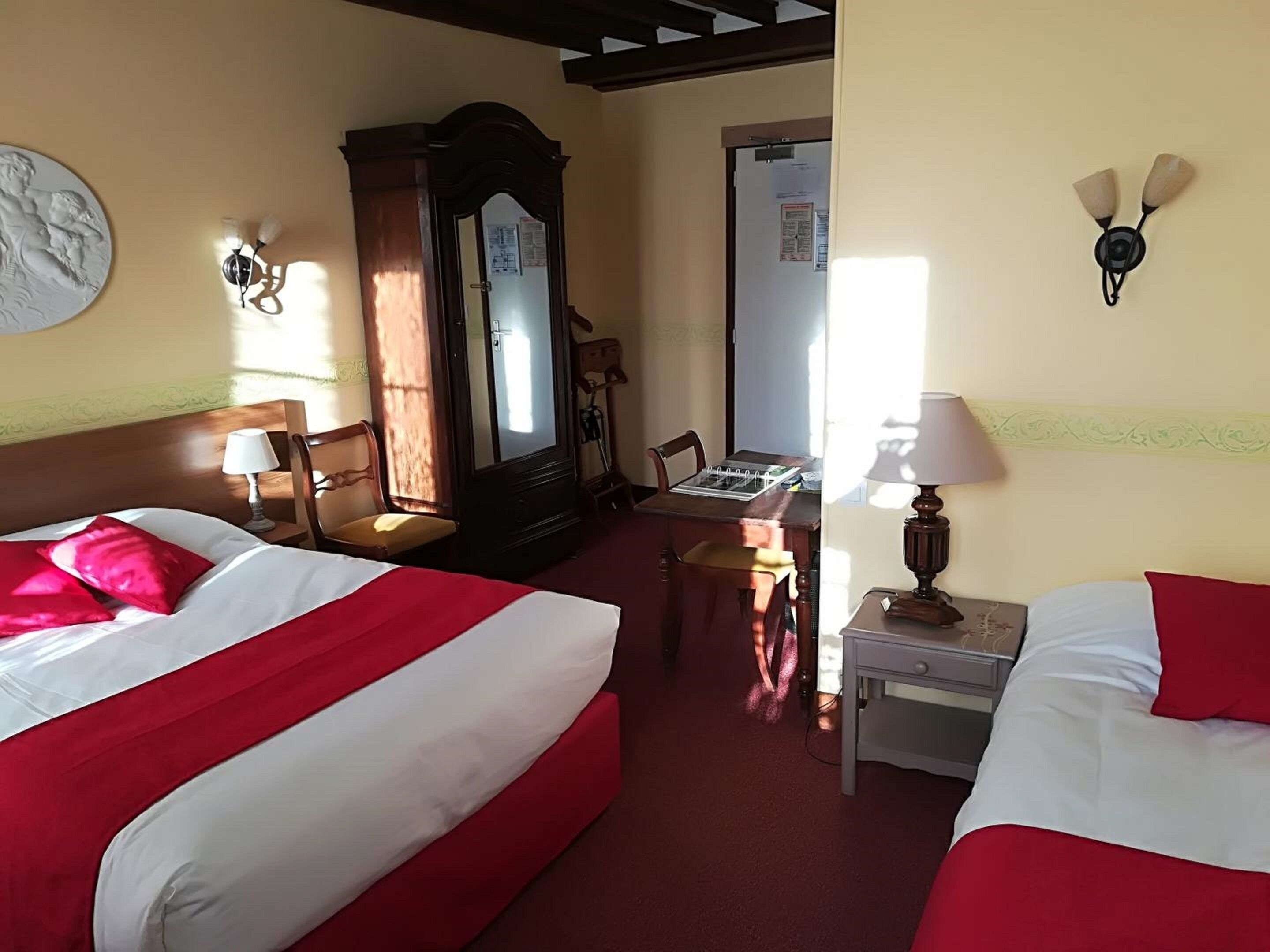 family room | in-room safe, free wifi, bed sheets