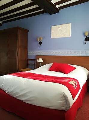 Family Room | In-room safe, free WiFi, bed sheets - Hostellerie Saint Martin (Creully sur Seulles)