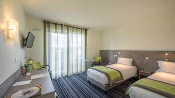 Habitació estàndard, 2 llits individuals, balcó | Escriptori, cortines opaques i habitacions insonoritzades