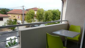 Doppelzimmer, Balkon | Schreibtisch, Verdunkelungsvorhänge, schallisolierte Zimmer