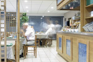 Desayuno buffet diario (EUR 11 por persona)