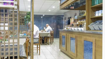 Desayuno buffet (EUR 11 por persona)