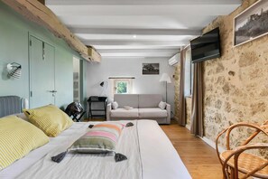 Family Quadruple Room | Premium bedding, soundproofing, iron/ironing board - Logis Hôtels - Hôtel et Restaurant La Ferme de Flaran (Maignaut-Tauzia)