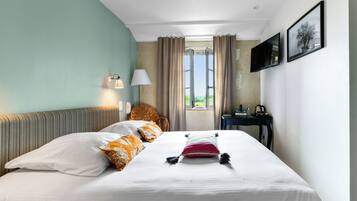 Comfort tweepersoonskamer | Luxe beddengoed, geluiddichte muren, een strijkplank/strijkijzer