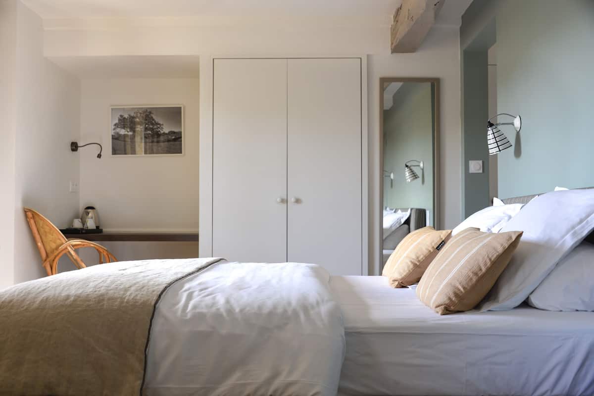 Premium bedding, soundproofing, iron/ironing board (on request)