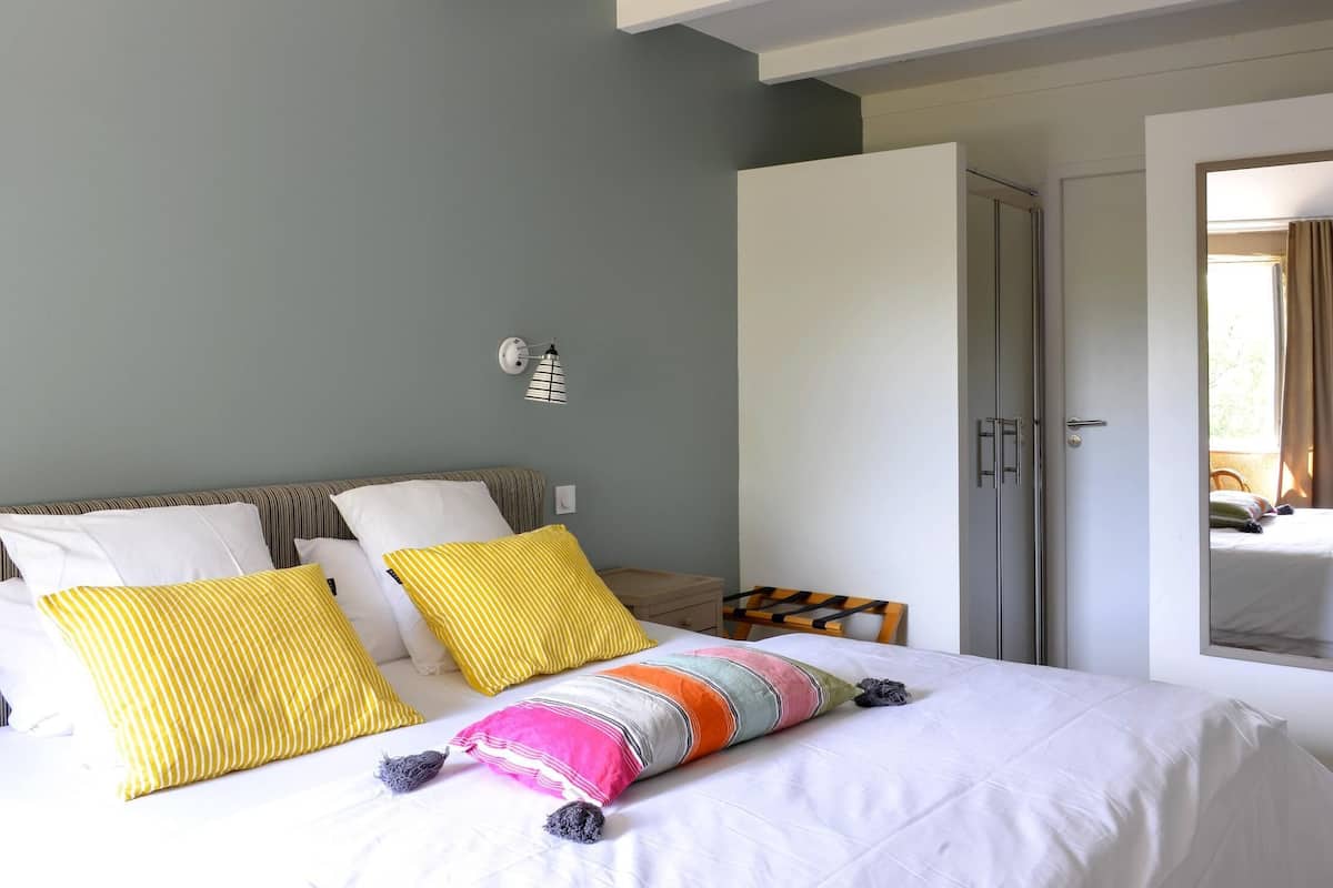 Premium bedding, soundproofing, iron/ironing board (on request)