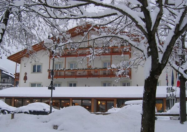 Front of property - BienVivre Hotel Los Andes (Castello-Molina di Fiemme)