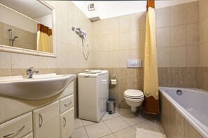 Tina, secadora de cabello, toallas 