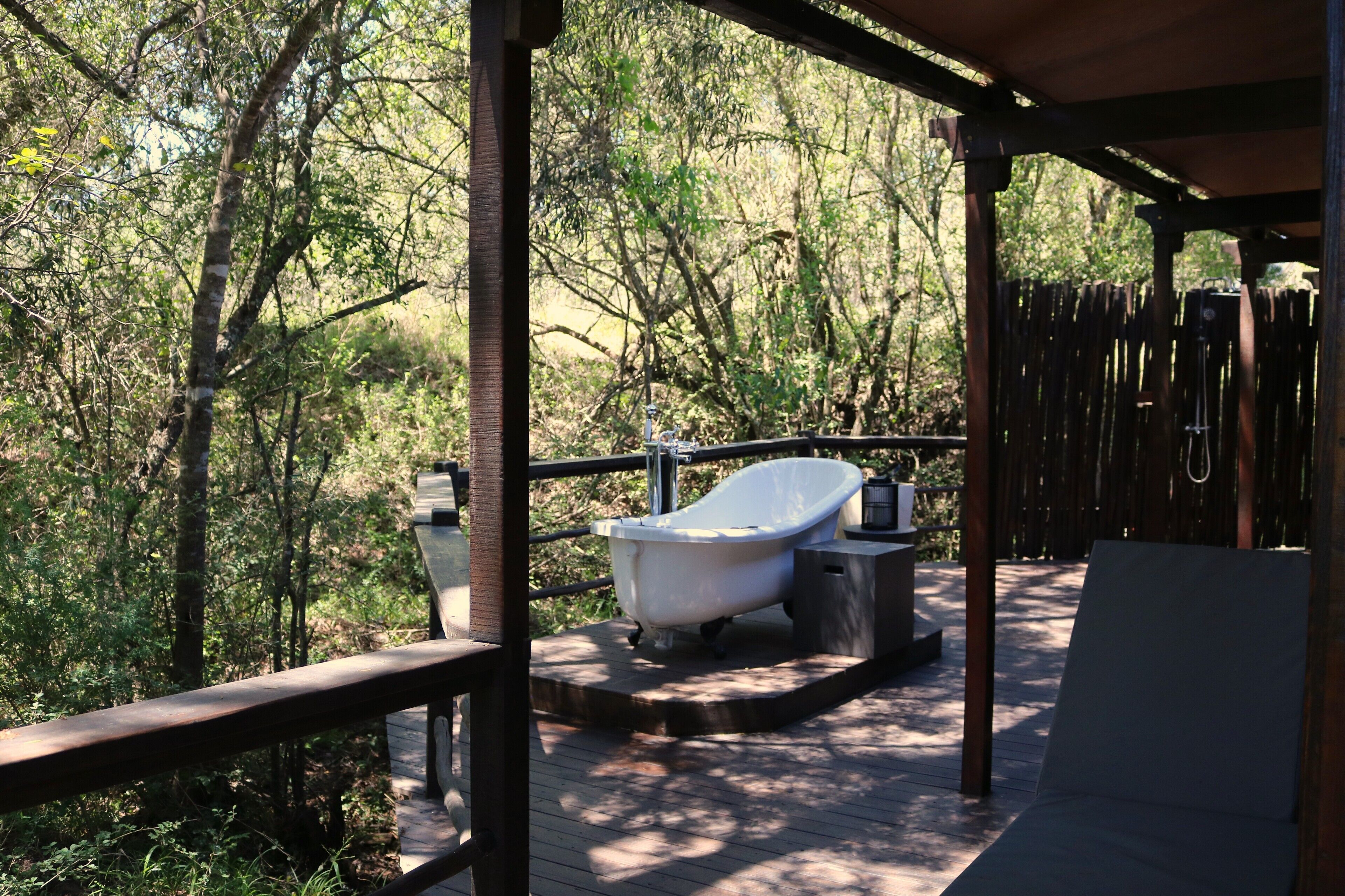 Luxury Double Room | Bathroom | Separate tub and shower, rainfall showerhead, free toiletries