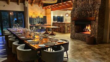 حيث تُقدم وجبات الإفطار، الغداء، العشاء، الأطباق المحلية