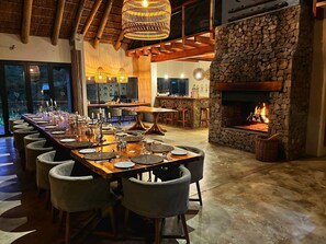 供应早餐、午餐和晚餐，地方菜