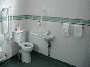 Kamar Double, akses difabel | Kamar mandi | Perlengkapan mandi gratis, pengering rambut,  dan handuk