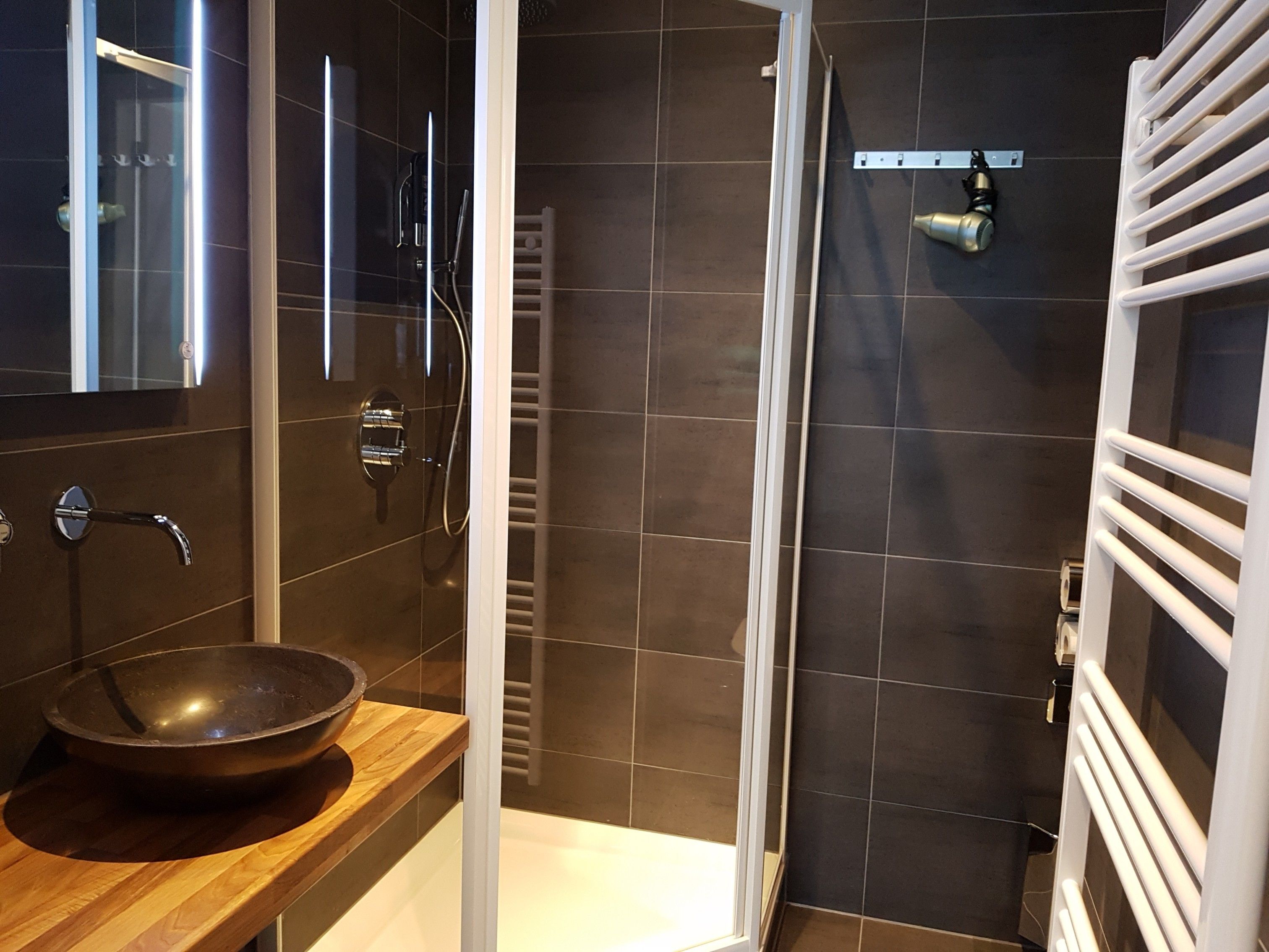 family room, non smoking | bathroom | free toiletries, hair dryer, towels