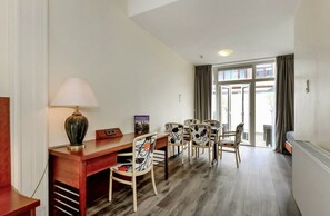 Familierom, badekar | Safe på rommet, skrivebord, strykejern/-brett og wi-fi (mot et tillegg)