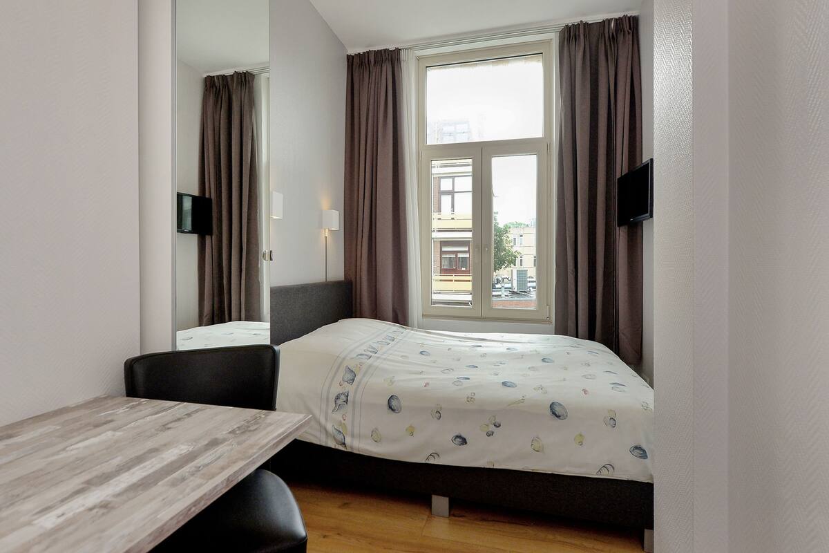 Small Double Room met klein tweepersoonsbed  | In-room safe, desk, iron/ironing board, WiFi (surcharge)