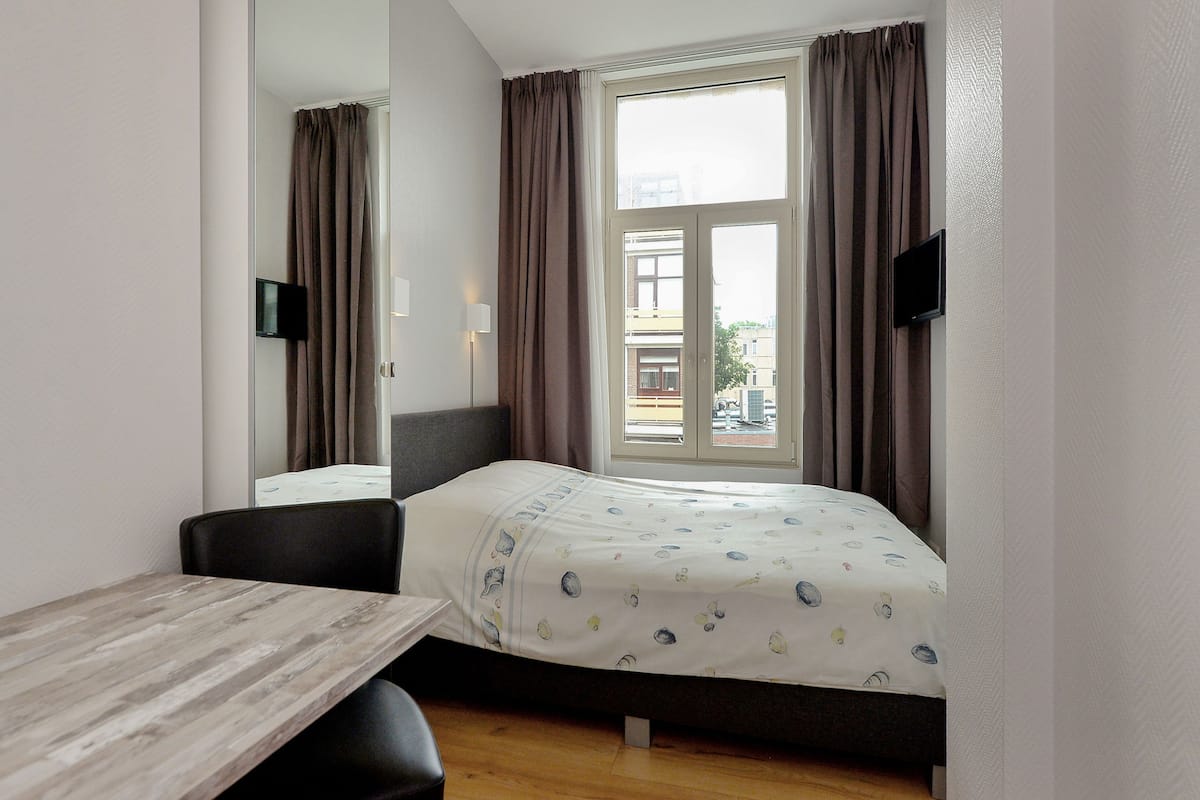 Small Double Room met klein tweepersoonsbed | 1 dormitorio, caja fuerte, escritorio y tabla de planchar con plancha