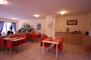 Daily buffet breakfast for a fee - Côté Sud Hotels Et Residences (La Bouilladisse)