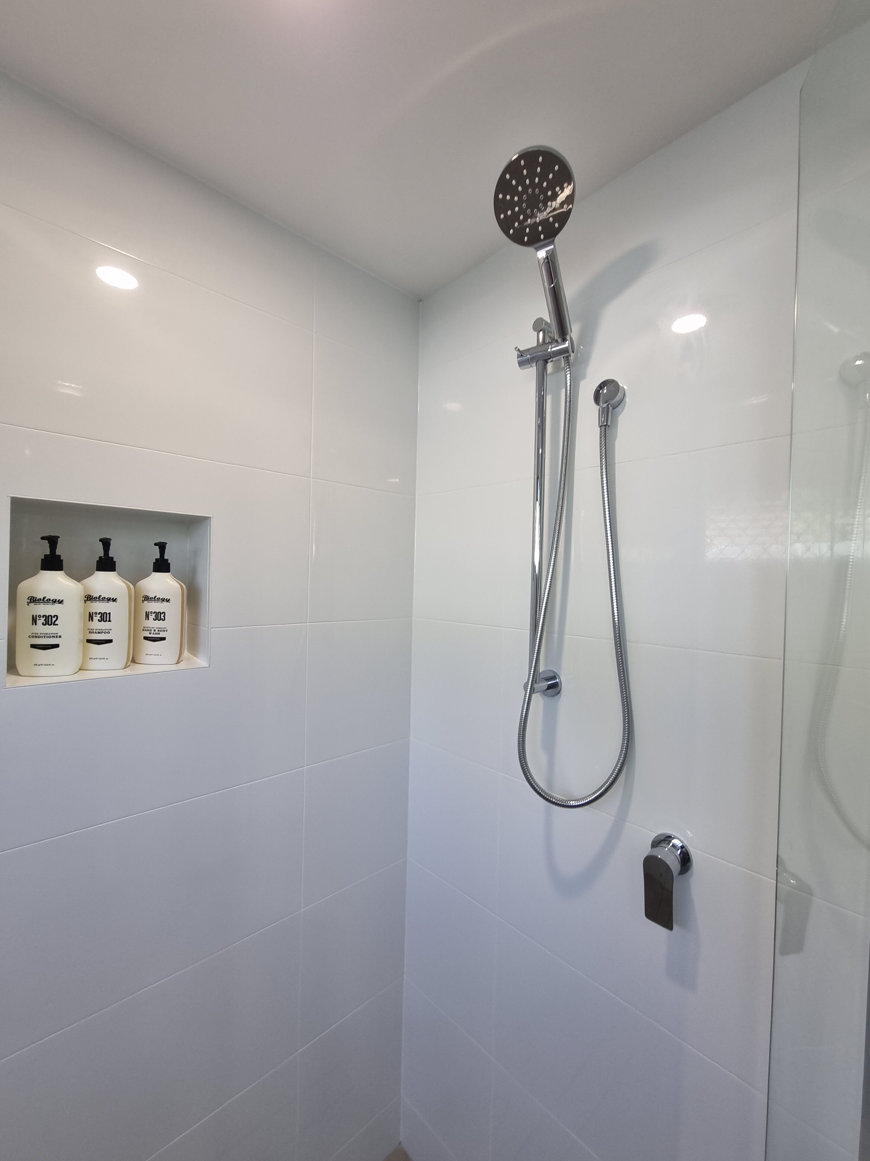 Canal View room with Courtyard | Bathroom | Shower, hair dryer, towels