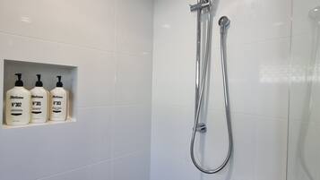 Canal View room with Courtyard | Bathroom | Shower, hair dryer, towels