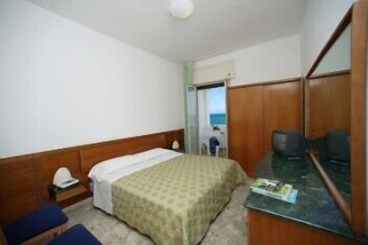 Double Room | In-room safe, soundproofing, free WiFi
