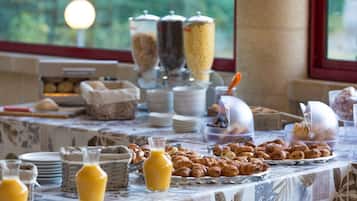 Ontbijtbuffet op werkdagen (EUR 9 per persoon)