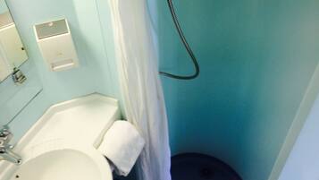 Chambre Triple | Bureau, rideaux occultants, chambres insonorisées, draps fournis