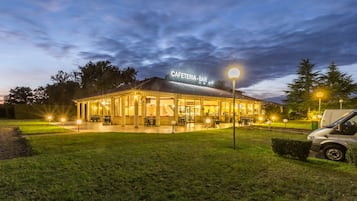 Petit-déjeuner et dîner servis sur place