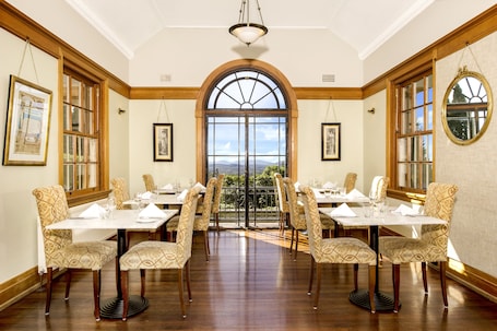 Desayuno a la carta diario (AUD 25 por persona)