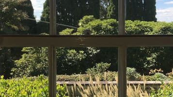 Quarto (Yengo Room) | Vista para o jardim