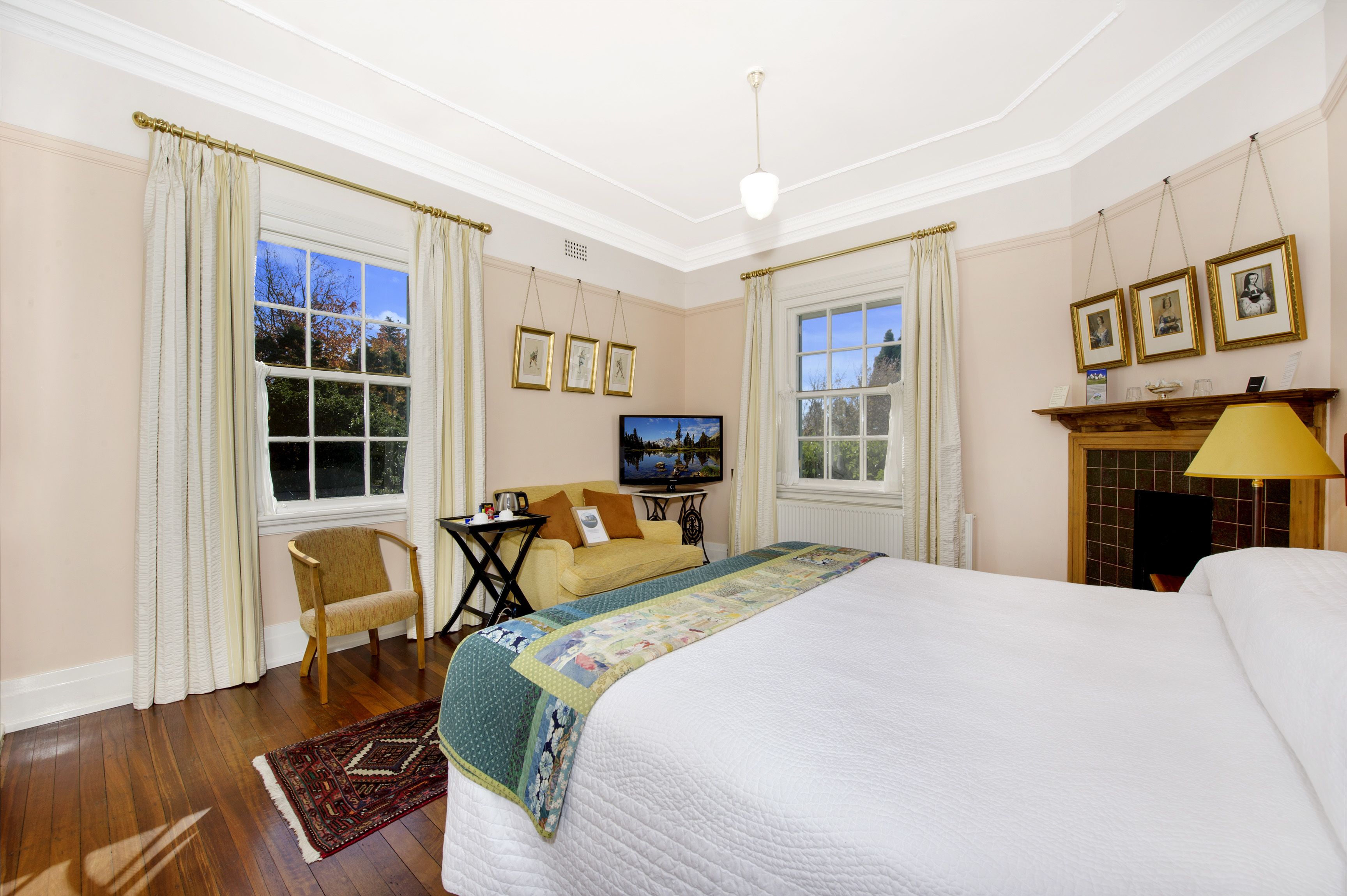 ルーム (Yengo Room) | エジプト綿のシーツ、高級寝具、セレクト コンフォート製ベッド、客室ごとに異なる装飾