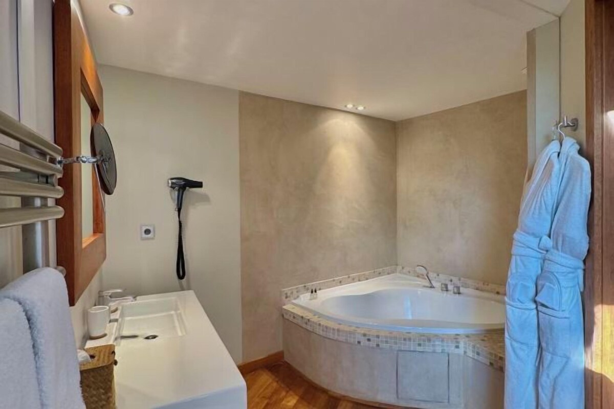 Bathroom | Free toiletries, hair dryer, bathrobes, slippers
