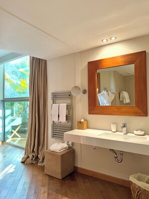 Habitación triple, terraza (Prestige) | Baño | Artículos de higiene personal gratuitos, secador de pelo y albornoces