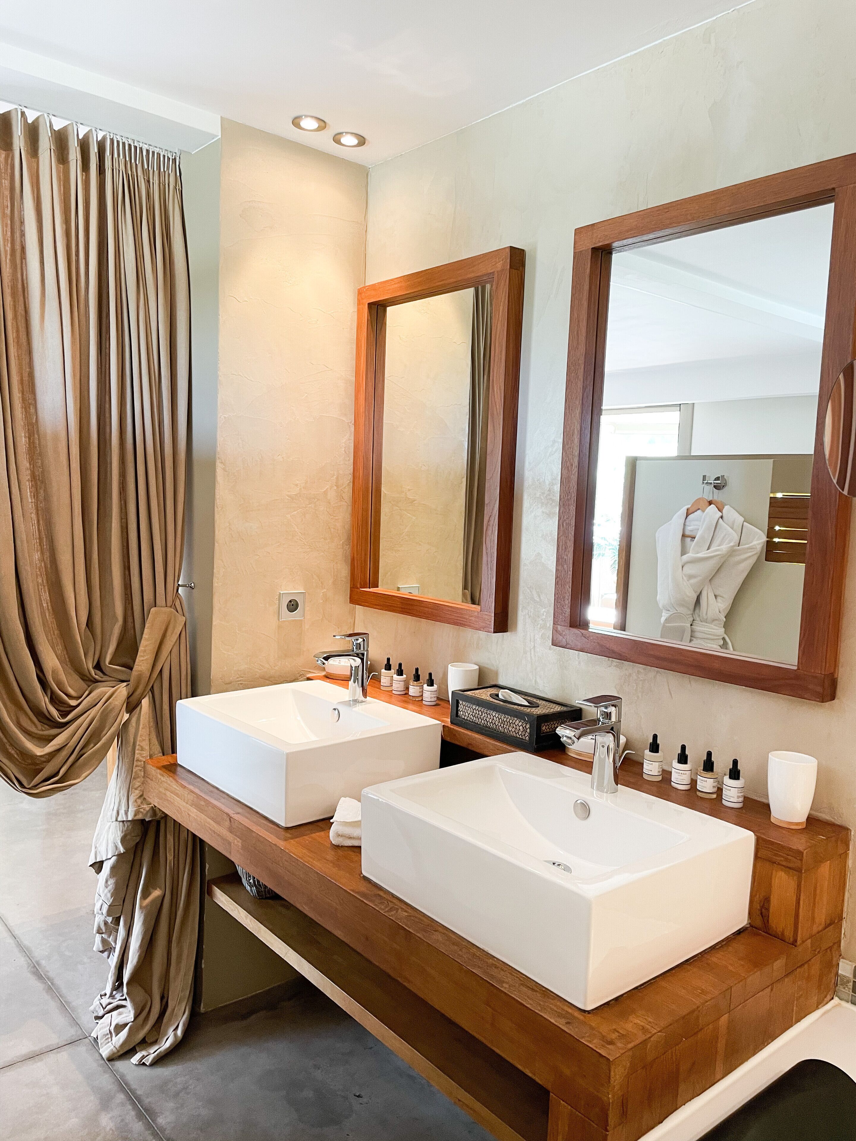 royal suite, terrace, sea view | bathroom | free toiletries, hair dryer, bathrobes, slippers