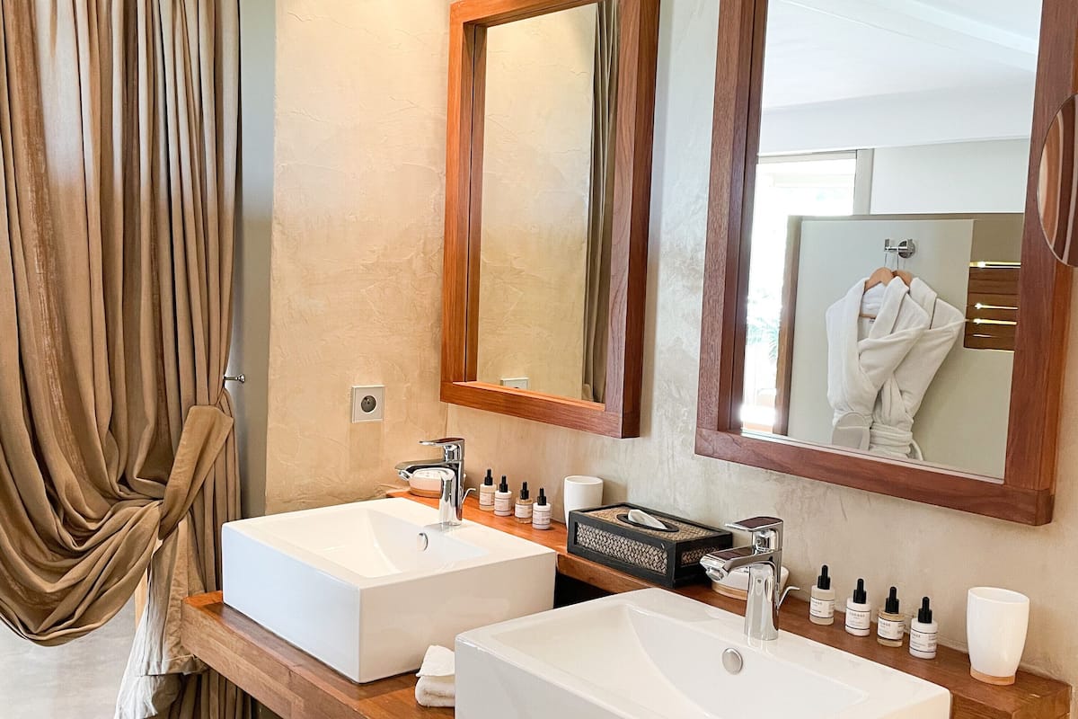 royal suite, terrace, sea view | bathroom | free toiletries, hair dryer, bathrobes, slippers