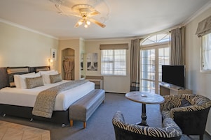 Honeymoon Suite, Private Pool | In-room safe, iron/ironing board, WiFi (free), bed sheets