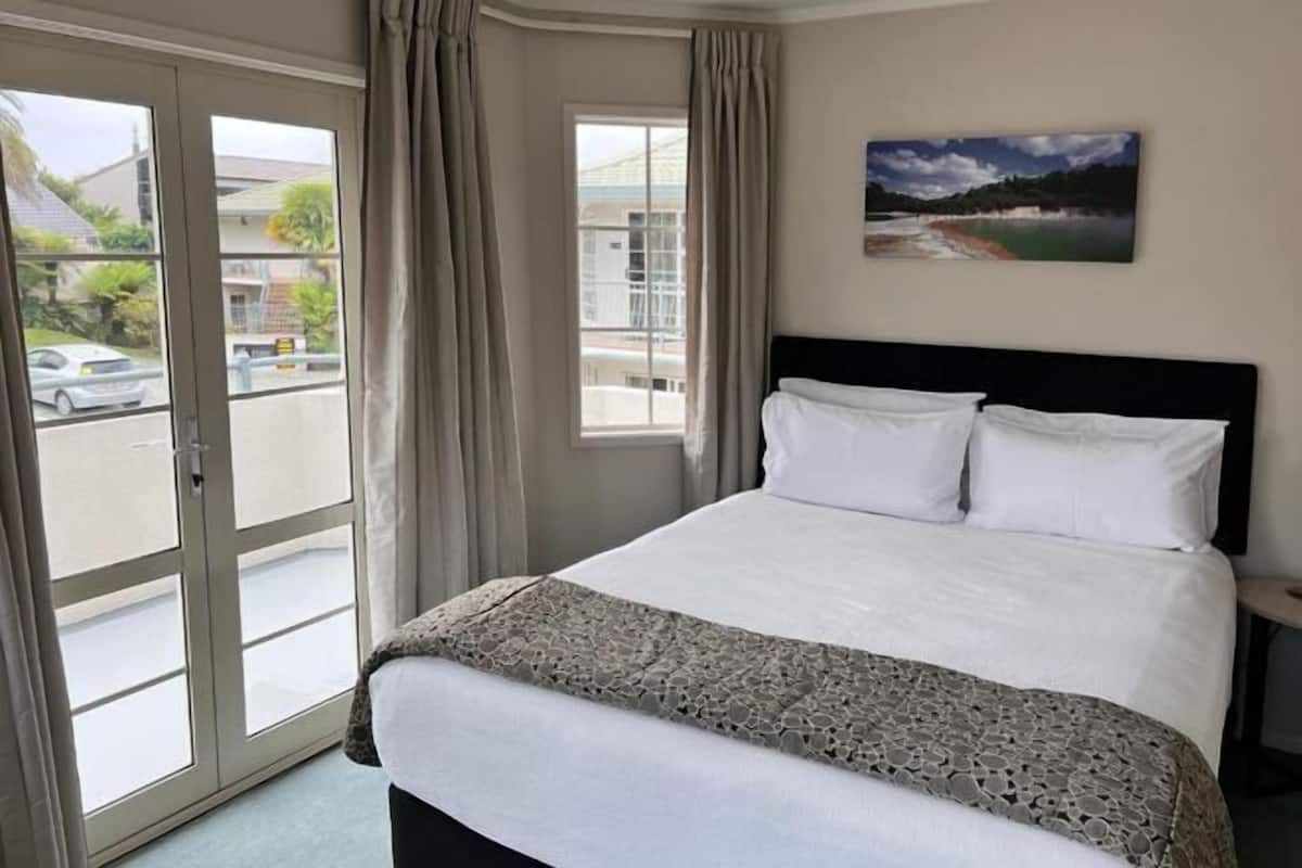 1 bedroom, in-room safe, iron/ironing board, free WiFi