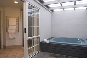 Suite familiar, 1 dormitori, piscina privada | Banyera profunda