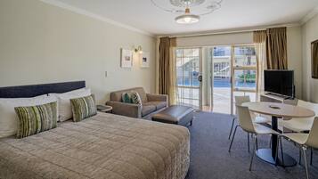 Family Suite, 1 Bedroom, Private Pool | Living area