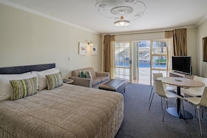 Family Suite, 1 Bedroom, Private Pool | Living area