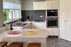 Suite Keluarga, 3 kamar tidur, dapur | Dapur pribadi | Lemari es, microwave, mesin pembuat kopi/teh, dan ketel listrik