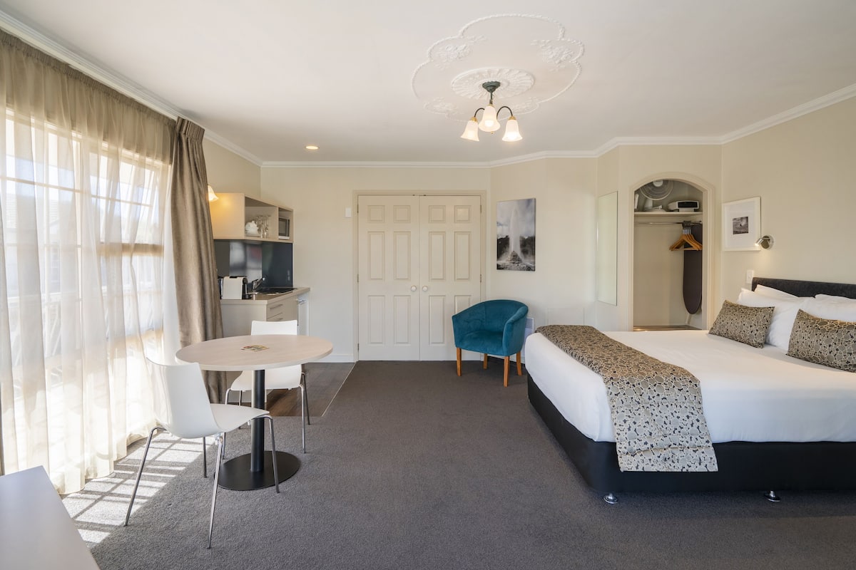 1 bedroom, in-room safe, iron/ironing board, free WiFi