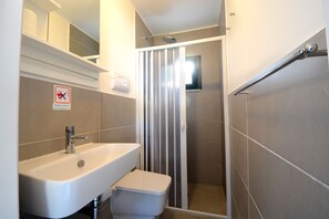 Douche, peignoirs, serviettes fournies