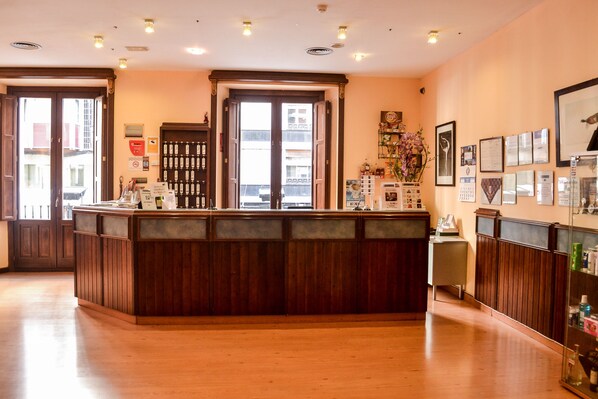 Lobby - Hostal Cataluña (Zaragoza)