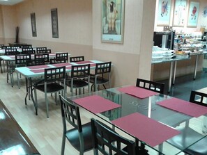 Daily buffet breakfast for a fee - Hostal Cataluña (Zaragoza)