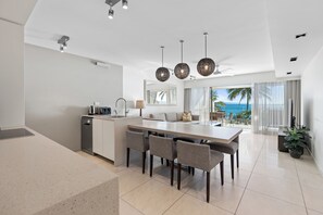 Superior Apartment, 2 Bedrooms | Ruang tamu | 55 inci televisyen skrin rata dengan digital, TV Plasma 
